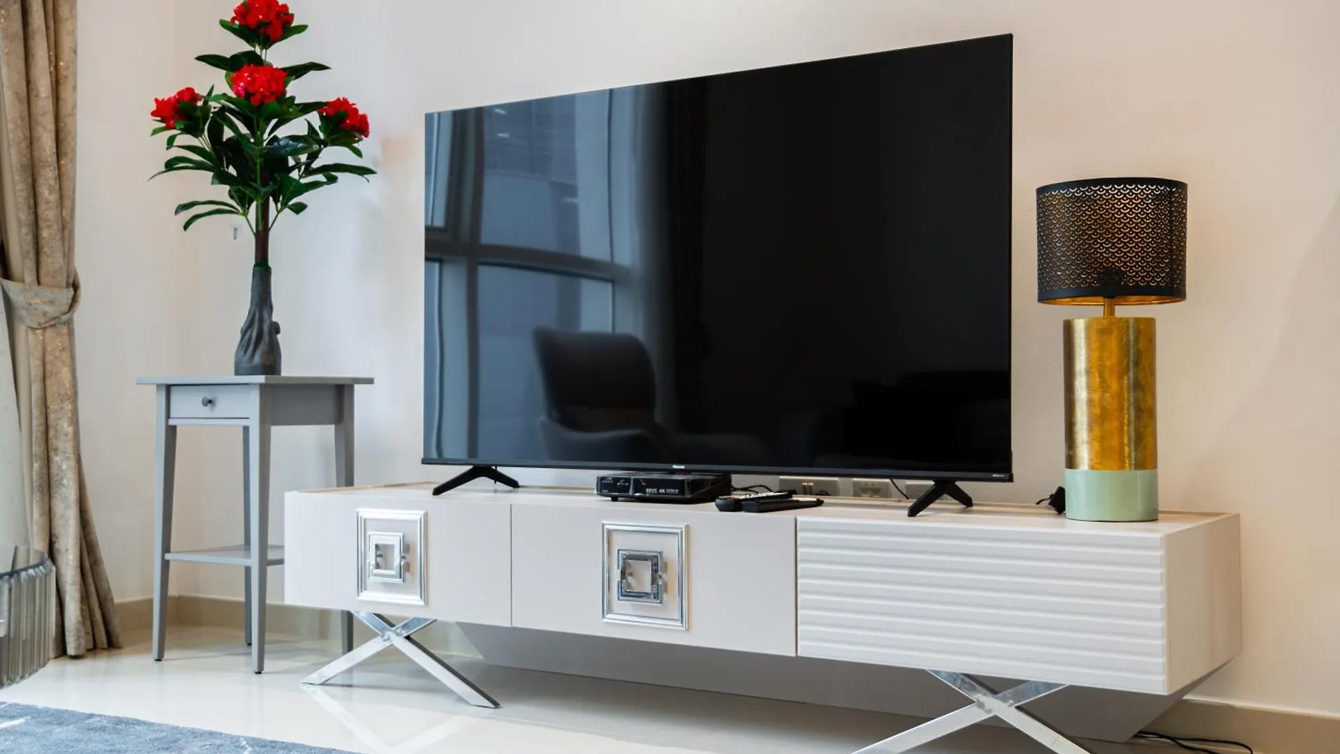 Apartment Elegant Escapes - Homely 1B In Dunya Tower Dubai