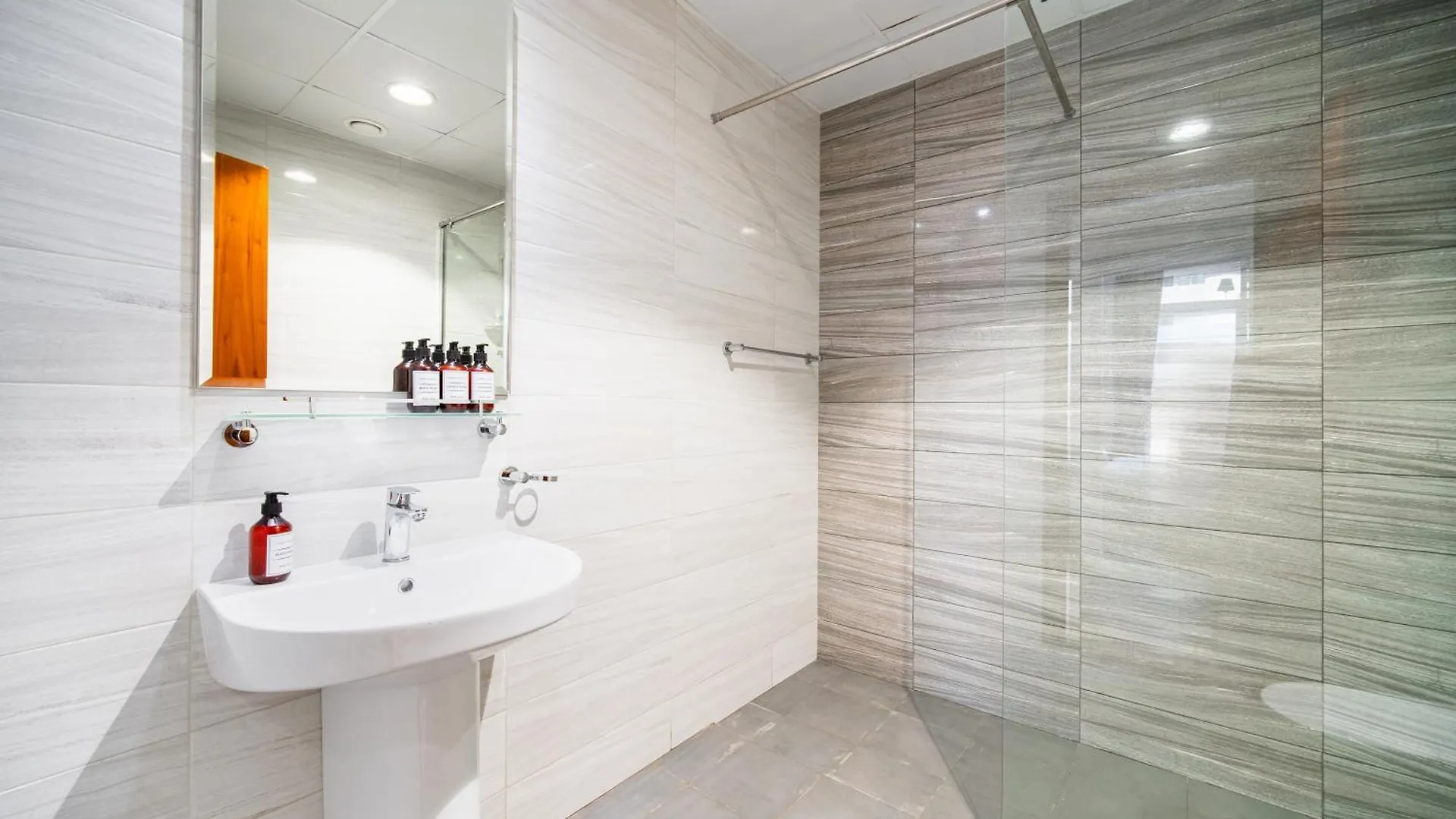 Elegant Escapes - Homely 1B In Dunya Tower Dubai