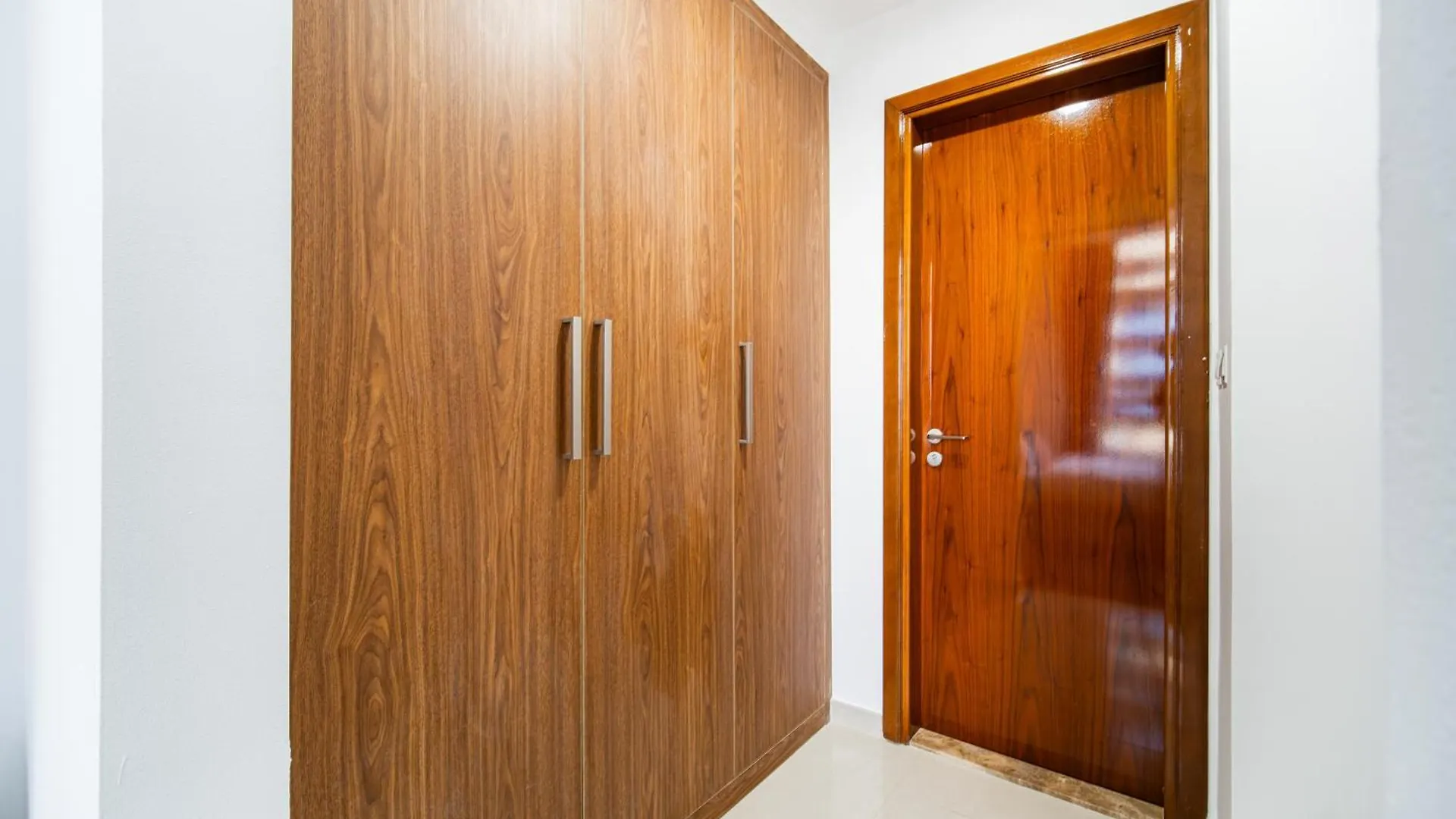 Elegant Escapes - Homely 1B In Dunya Tower Dubai United Arab Emirates