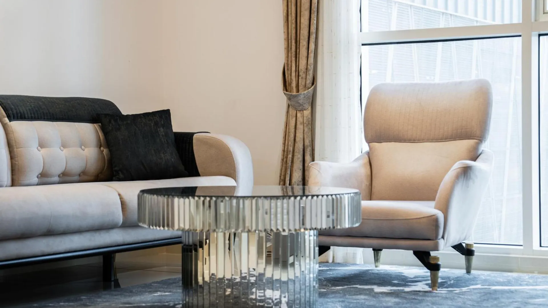 Elegant Escapes - Homely 1B In Dunya Tower Dubai Apartment