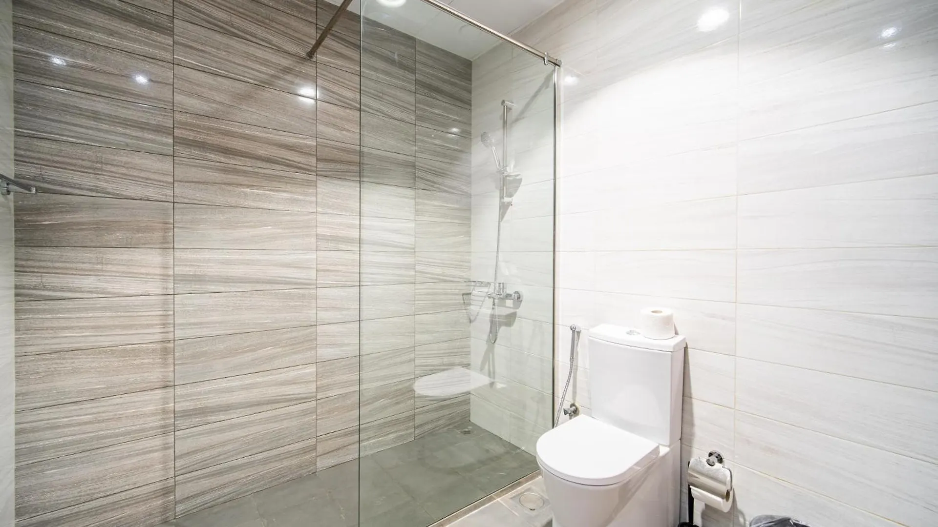 Elegant Escapes - Homely 1B In Dunya Tower Dubai
