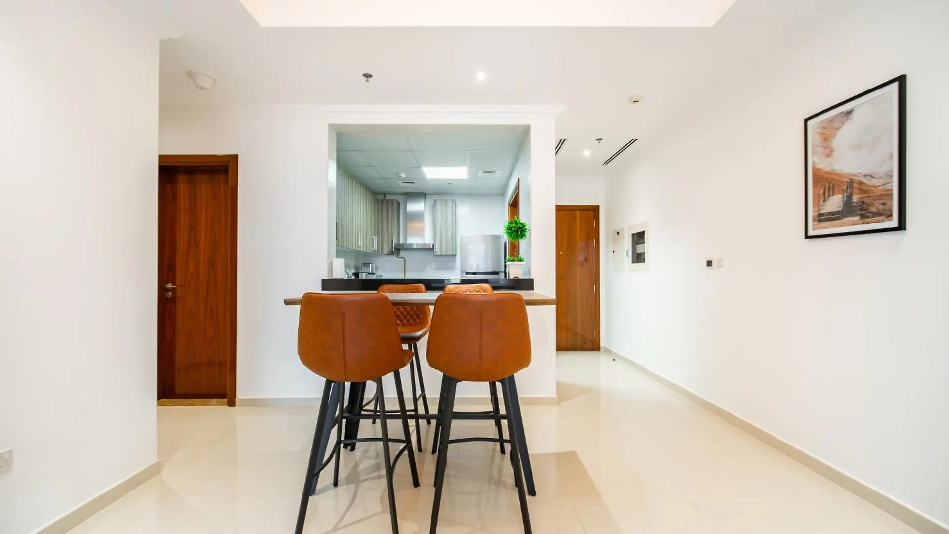 Elegant Escapes - Homely 1B In Dunya Tower Dubai Apartment