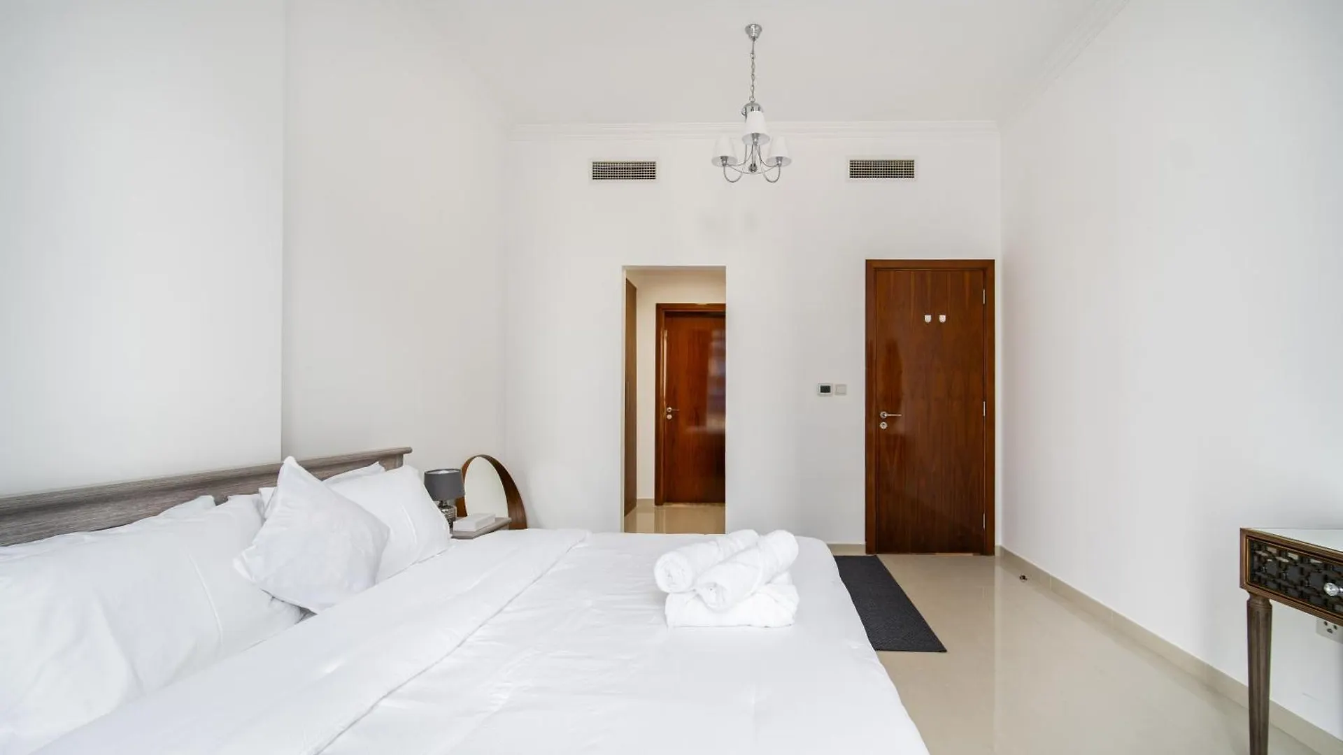 Elegant Escapes - Homely 1B In Dunya Tower Dubai